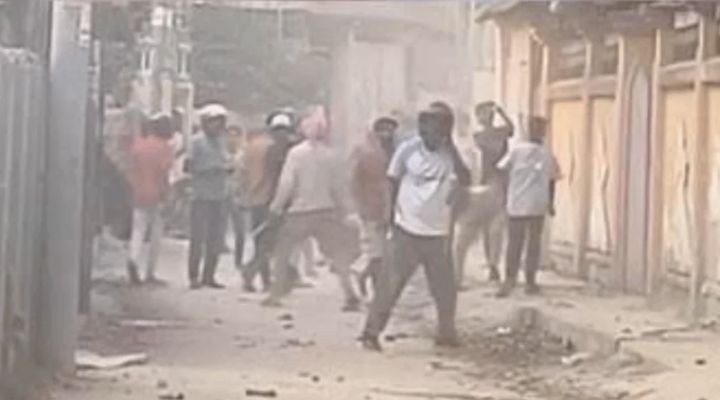 কুমিল্লা নগরীতে তিন দিন ধরে দুই গ্রুপের সংঘর্ষ, গুলিবিদ্ধসহ আহত ৩০